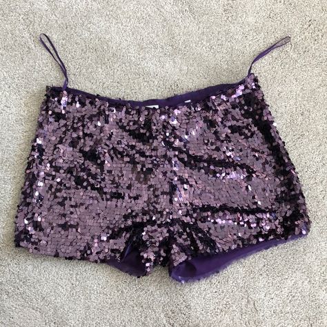 Chic Sequin Shorts To Dress Up Any Outfit. Worn Once, These Look Brand New. Purple Glitter Pants, Purple And Silver Outfit, Purple Runway Fashion, Purple Party Outfit, Sparkly Outfits Parties, Purple And Gold Outfit, Dress Night Outfit, Sequin Outfit Ideas, Purple Sets