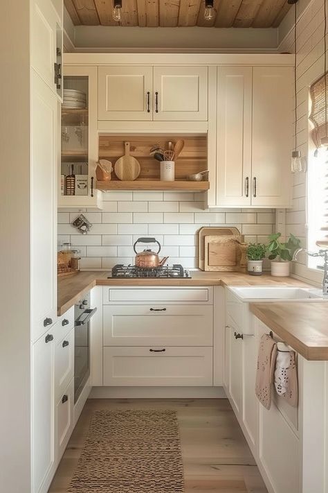 Small White Kitchen Cabinets Ideas, Eat In Galley Kitchen Ideas, Kitchen Decor Classic, Country Style Small Kitchen, Kitchen Ideas Modern Country, Kitchen Interior Cozy, Cozy Kitchen Modern, Cleaning Inspo Inspiration, English Cottage Kitchen Cabinets