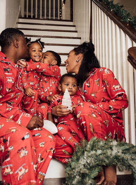 Bougie Mom Aesthetic, Christmas Party Black People, Family Christmas Pictures At Home, Pictures On The Stairs, Family Christmas Morning, Creative Family Pictures, Bougie Lifestyle, Black Family Christmas, Heaven Image