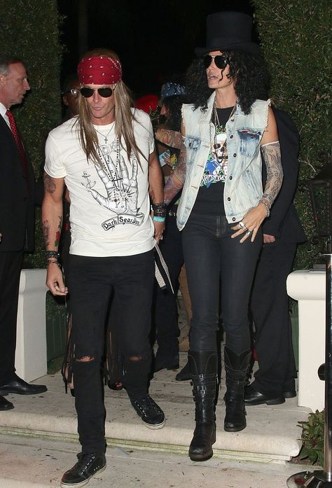 25 Disfraces para usar con tu pareja en este Halloween Costume Ideas Famous People, Dressing Up As A Celebrity Costume Ideas, Celebrities For Halloween, Slash And Axl Rose, Slash And Axl, Hollywood Halloween Costumes, Chucky And His Bride, 80s Couple, Celebrity Couple Costumes