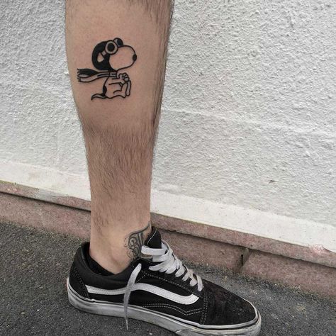 A cute black and white Snoopy tattoo by yeahdope inked on the left calf Peanuts Gang Tattoo Ideas, Mini Snoopy Tattoo, Snoopy Tattoo Aesthetic, Snoopy Tattoo For Women, Snoopy Joe Cool Tattoo, Name Tattoos On Wrist, Creativity Wallpaper, Traditional Tattoo Man, Snoopy Collection