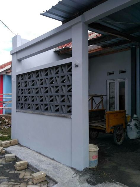 Roaster Wall, Pagar Roaster, Exterior Wall Art, Roster Beton, House Renovation Design, Tiny House Interior Design, Minimal House Design, Small House Design Plans, Door Design Interior