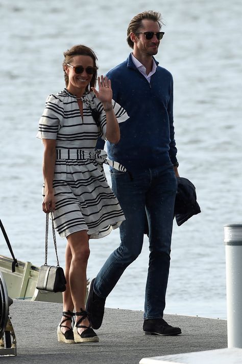 Pippa Middleton Wearing the Same Tie-Up Espadrille Wedges How To Wear Espadrilles, Pippa Middleton Photos, Espadrilles Outfit, Pippa Middleton Style, Pippa And James, Wedges Outfit, Herzogin Von Cambridge, Castaner Espadrilles, James Matthews