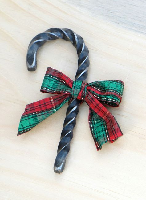 Candy Cane Ornaments, Iron Gifts, Blacksmith Projects, Candy Cane Ornament, Diy Welding, Horseshoe Art, Forging Metal, Do It Yourself Crafts, Metal Tree