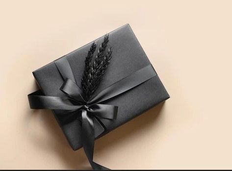 Black Gift Wrapping Ideas, Black Gift Wrapping, Hidden Hantaran, Christmas Gift Wrapping Diy, Xmas Gift Wrap, Black Wrapping Paper, Elegant Gift Wrapping, Bff Gifts Diy, Gift Wrapping Inspiration