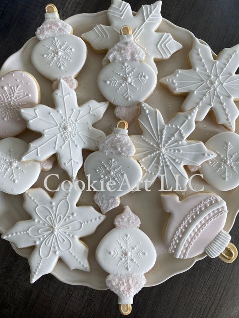 Iced Christmas Cookies, Snowflake Christmas Cookies, Royal Icing Decorated Cookies, Cookie Recipes Decorating, Christmas Sugar Cookies Decorated, Cute Christmas Cookies, Christmas Scrapbook Layouts, Iced Sugar Cookies, Winter Cookie