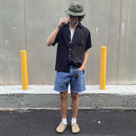 Mens Long Shorts Outfits, Summer Outfits Men Jeans Shorts, Indie Guy Outfits Summer, Beach Masc Outfit, Men’s Jean Shorts Outfits, San Diego Outfits Men, Mens Black Shorts Outfit, Carpenter Shorts Outfit Men, Carhartt Jorts Outfit