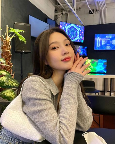 Joy Red Velvet, Girlfriend Material, Red Velvet, Velvet, On Twitter, Twitter, Red, Instagram