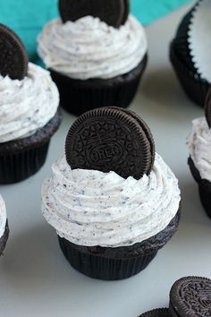 Cupcakes With Oreos On Top, Easy Cookies And Cream Cupcakes, Easy Oreo Cupcakes, Cute Cupcakes Easy, Cupcake Topping Ideas, Cute Easy Cupcakes, Easy Cupcake Ideas, Cupcakes With Filling, Easy Cupcake Decorating Ideas