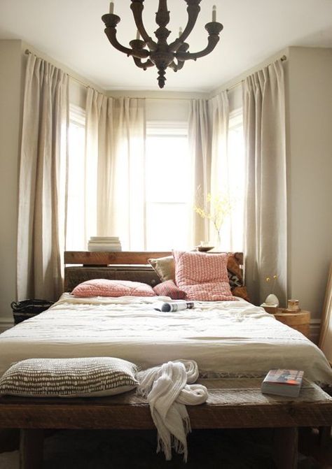 Yep, you can put a bed in front of the window Pink Gold Bedroom, Windows Seat, Bay Windows, Gold Bedroom, Exterior Ideas, Windows Exterior, Bedroom Layouts, Beautiful Bedrooms, Dream Bedroom