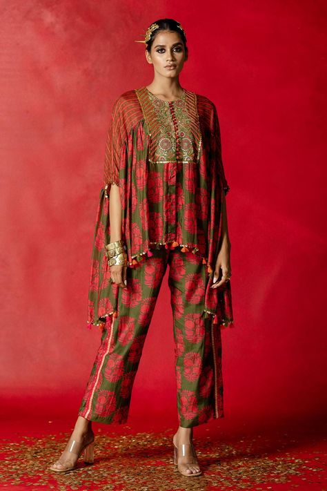 Potli Button, Green Kaftan, Kaftan Sleeves, Print And Embroidery, Kaftan Top, Aari Embroidery, Top And Pants Set, Embroidery Floral, Top Pants Set