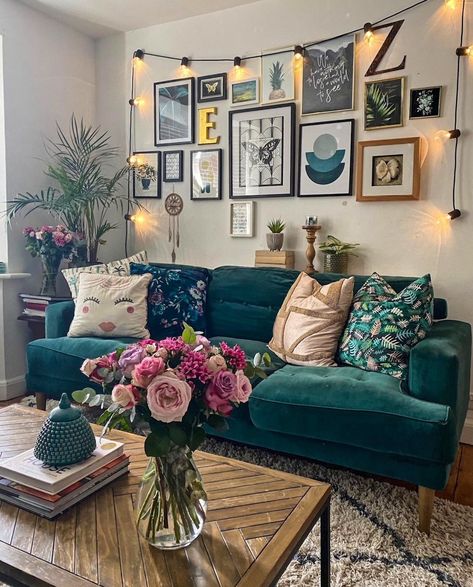 green velvet sofa in the living room with pink flowers, industrial style coffee table and gallery wall Green Couches, Green Sofa Living, Green Sofa Living Room, Living Room Transformation, Interior Boho, Cosy Living, Cosy Living Room, Room Transformation, Style Deco