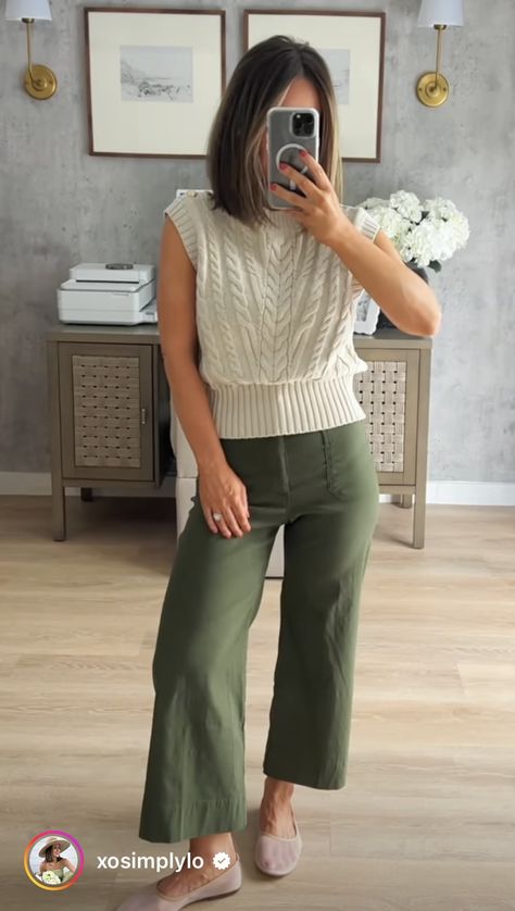 Green Chinos Women Outfit, Green Slacks Outfit Women, Chinos Women Outfit, Chinos Women, Slacks Outfit, Green Chinos, Womens Chinos, Women Outfit, Business Casual Outfits