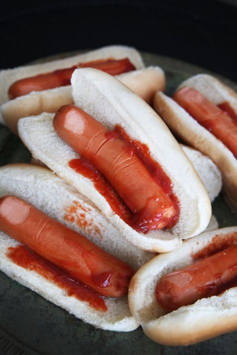 Recetas fáciles para Halloween | Galería de fotos 12 de 15 | Stylelovely Halloween Cibo, Cibo Halloween, Comidas Halloween, Halloween Hotdogs, Snack Halloween, Halloween Fingerfood, Easy Halloween Party Food, Halloween Buffet, Recetas Halloween