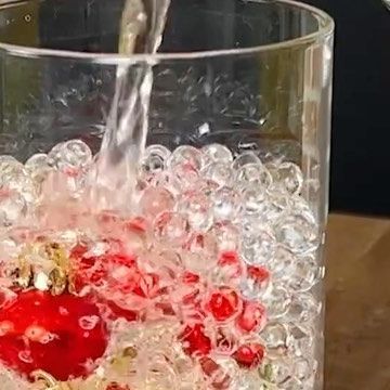 Cookist Wow on Instagram: "Here’s an easy and cheap DIY project perfect for a #holiday table centerpiece! 🎄✨🕯️ 📌What you need: 600 pcs water gel beads water   👉METHOD 1. Put the entire pack  into a vase or large container enough to hold 8 cups water.  2.  Add water. The process can take up to 10-13 hours for gel beads to fully expand.  3.  Add fully hydrated gel beads into vase. 4.  Add what you prefer. 7.  Add water up to 3/4 full 8  Stir and mix pearls 9. Add candles. Will you try it? 😍👇 #cookistwow #diy #tips #hacks #beautiful #centerpiece #ideas #candle #christmas #table #decorations #decorating" Deco Beads Centerpieces, Glass Pearls Diy, Water Bead Vase Centerpiece, Glass Vase With Water Beads, Diy Water Bead Centerpieces, Large Jars Ideas Decorative, Water Bead Christmas Vase, Floating Beads Centerpieces Water Pearls, Gel Beads Ideas