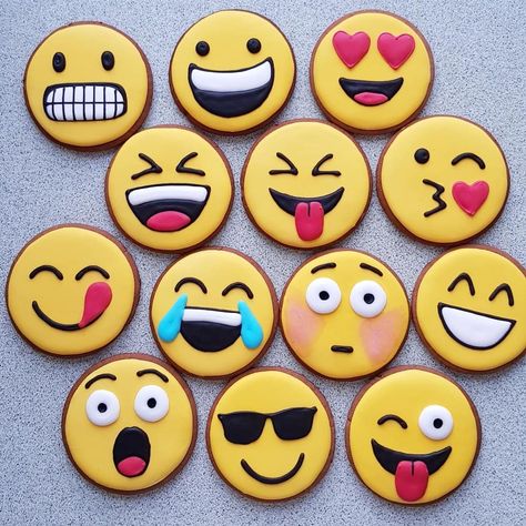 Emoji Cookies Decorated, Free Emoji Printables, Emoji Cookies, Emoji Cupcakes, Emoji Cookie, Kawaii Cookies, Cookie Recipes Decorating, Cookies Royal Icing, Free Emoji