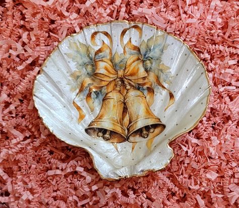 Decoupaged Scallop Shell Christmas Ornament by IsoldaStudio on Etsy Gold Leafing, Coquille Saint Jacques, The Human Eye, Human Touch, Painted Shells, Gold Leaf Painting, Scallop Shell, Saint Jacques, Human Eye