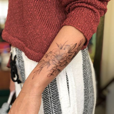 Tato Nama, Cuff Tattoo, Flower Wrist Tattoos, Marvel Tattoos, Wallpaper Retro, Inspiration Tattoos, Cat Tattoos, Forearm Tattoo Women, Tiny Tattoo