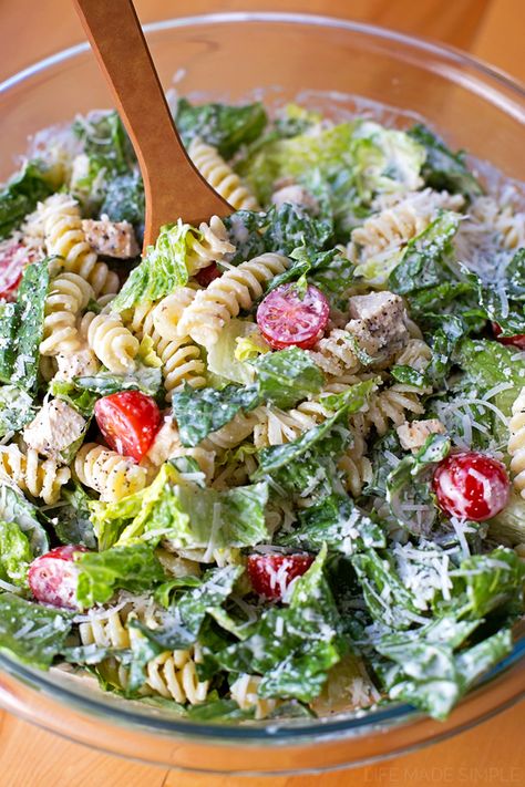 Caesar chicken pasta salad Resep Pasta, Vegan Coleslaw, Chicken Caesar Pasta Salad, Resep Salad, Chicken Caesar, Chicken Caesar Salad, Fettuccine Alfredo, Potluck Recipes, Pasta Salad Recipes