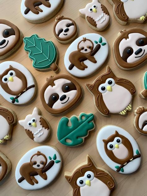 Sloth Cookies Decorated, Sloth Cookies, Flood Cookies, Flooding Cookies, Animal Birthday Cakes, Sloth Birthday, Cookie Gift Box, Iced Biscuits, Summer Cookies