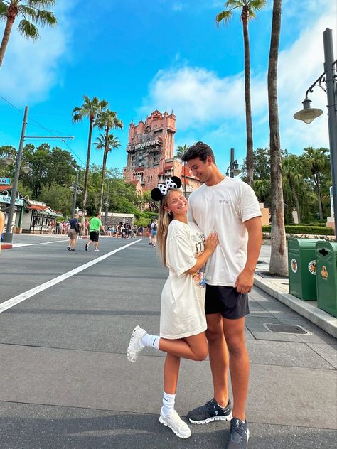 Disney Outfits For Guys, Hollywood Studios Couple Pictures, Disney Trip With Boyfriend, Cute Couple Disney Pictures, Disney Boyfriend Pictures, Universal Couple Pictures, Disney World Couple Photos, Disney World Pictures Ideas Couple, Disney Couple Pictures Photo Ideas