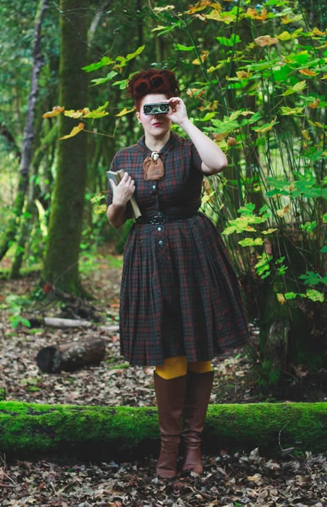 One of my biggest goals in the fall is to dress a little bit like a vintage librarian, or lady naturalist. There’s something about dressing in a perfectly 1950’s style but adding a slightly nerdy twist that really appeals to me. Perhaps it’s the fact that I am, by nature, a very feminine and yet … Plus Size Cottagecore, Vintage Librarian, Vintage Academia, Librarian Style, Librarian Chic, Academia Style, Dark Academia Fashion, Academia Fashion, Cottagecore Fashion