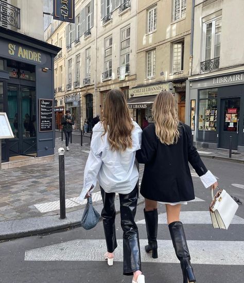 Paris France Paris Girl Aesthetic, Paris Girls Trip, Friends In Paris, Paris Photo Ideas, Paris Dream, Paris Vibes, Paris Girl, Parisian Life, Paris Pictures