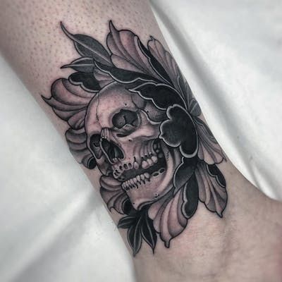 Este en la mano Mano.. Floral Skull Tattoos, Mexican Skull Tattoos, Bull Skull Tattoos, Skull Tattoo Flowers, Skull With Flowers, New Tattoo Designs, Knee Tattoo, Skull Tattoo Design, Skull Tattoos