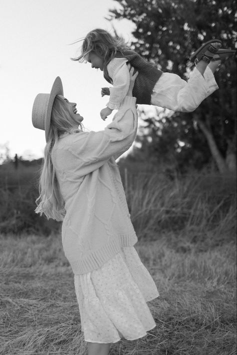 Fall photo shoot Pumpkin Photo Shoot, Fall Photo Shoot, Daughter Photoshoot, Mother Daughter Photoshoot, Mommy And Daughter, Fall Family Pictures, Fall Photo, Family Picture Outfits, Unique Fall