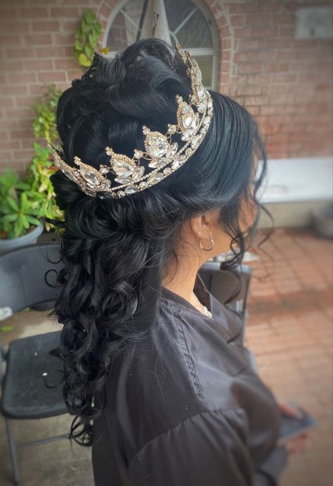 Quince Hairstyles With Full Crown, Quinceanera Hairstyles With Bangs, 15 Hairstyles With Crown, Quince Bun Hairstyles, Half Up Half Down Quinceanera Hairstyles, Hair Styles For Quinceañera, Quinceanera Hairstyles For Long Hair, Quinceanera Hairstyles Half Up Half Down, Hairstyles For Quinceanera With Crown