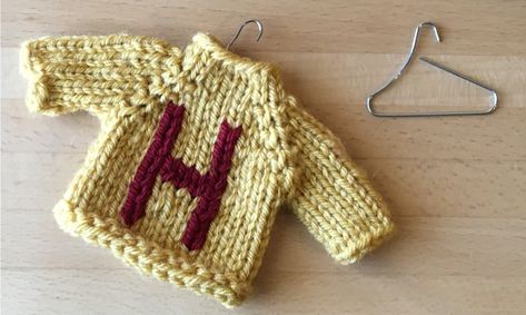 Mini Weasley Sweater Ornaments Pattern and Video – Cushion of Joy Sweater Christmas Ornaments, Harry Potter Knit, Weasley Sweater, Sweater Ornaments, Harry Potter Sweater, Duplicate Stitch, Knitting Patterns Free Dog, Miniature Knitting, Cute Harry Potter