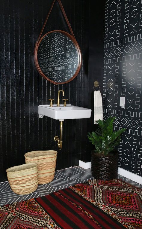 black bathroom Black Powder Room, Gold Faucet, Bilik Air, African Inspired Decor, Bohemian Bathroom, African Interior, Bad Inspiration, African Home Decor, Decor Baie