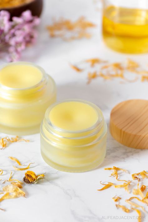 Lip Balm Photography Ideas, Cute Lip Balm, Balm Packaging, Scrub Homemade, Lip Balm Recipe, Diy Lip Balm Recipes, Lip Balm Ingredients, Balm Recipe, Oil Cleansing