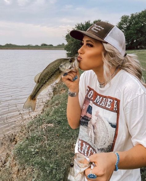 this is not my pin dm for credit/ removal of pin Woman Fishing Outfit, Womens Fishing Outfit Summer, Fishing Photo Ideas, Cute Fishing Pictures, Fishing Outfits For Women Summer, Fishing Date Outfit, Cute Fishing Outfit For Women, Cute Fishing Outfits, Fishing Poses