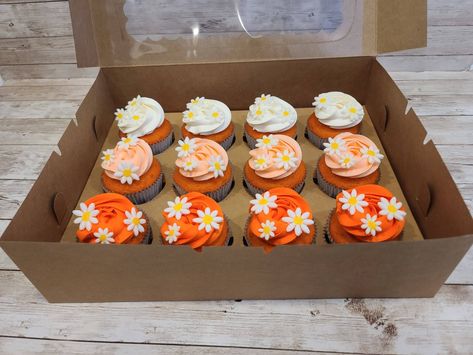 Two Groovy Ombre Cupcake with Daisy's Two Groovy Birthday Party Cupcakes, Two Groovy Birthday Cupcakes, Two Groovy Cupcake Ideas, Groovy One Cupcakes, Two Groovy Cupcakes, Groovy Cupcakes Ideas, Hippie Cupcakes, Bluey Twoey, Baby Birthday Food