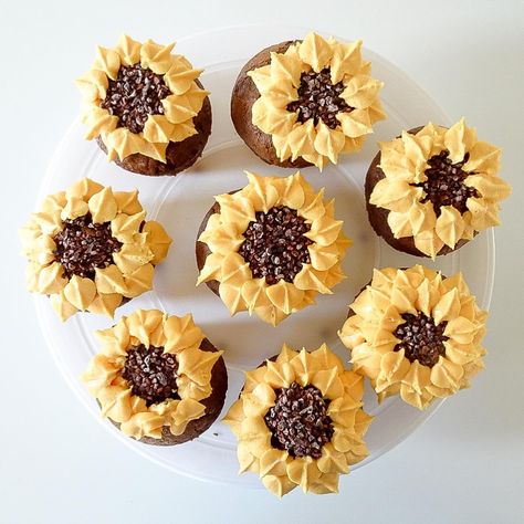 Sunflower Cupcakes, Flowers Cake, Cake Cupcakes, Frosting, Pineapple, Sunflower, Muffins, Yummy Food, Fruit