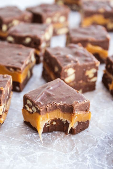 Turtle Fudge Recipe, Caramel Sweets, Turtle Fudge, Christmas Fudge Recipes Easy, Cornstarch Cookies, Holiday Fudge Recipes, Fudge Caramel, Holiday Fudge, Pecan Turtles