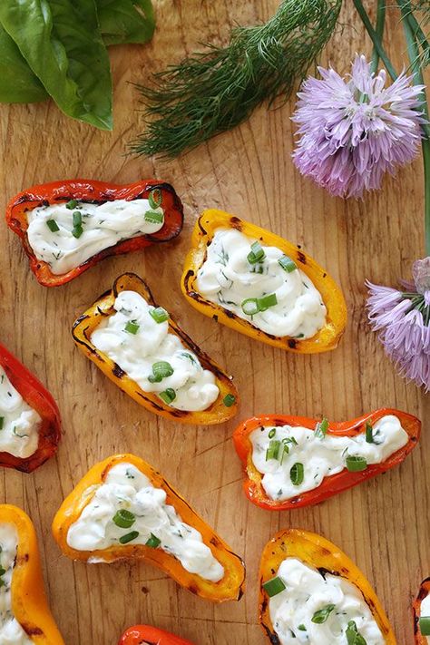 Grilled Rainbow Peppers with Herb Cream Cheese – an easy summer appetizer! 2 points Herb Cream Cheese, Vegetarian Bbq, Grilled Peppers, Stuffed Mini Peppers, Skinny Taste Recipes, Great Appetizers, Bell Peppers, Sangria, Appetizer Snacks