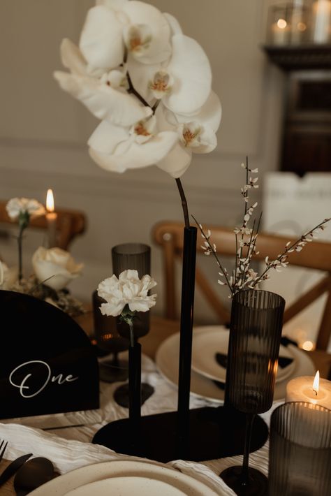 Black and white table decor Brown Black And White Wedding, Black And White Wedding Altar, Fall Wedding Black And White, Black And Bronze Wedding, Black And Wood Wedding, Tan And Black Wedding, Taupe And Black Wedding, Brown And Black Wedding, Monochrome Wedding Decor