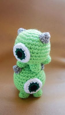 Musings of an Average Mom: Free Monsters Inc. Crochet patterns Monsters Inc Crochet, Crochet Pour Halloween, Crochet Monsters, Confection Au Crochet, Crochet Geek, Crochet Disney, Mike Wazowski, Kawaii Crochet, Crochet Decoration