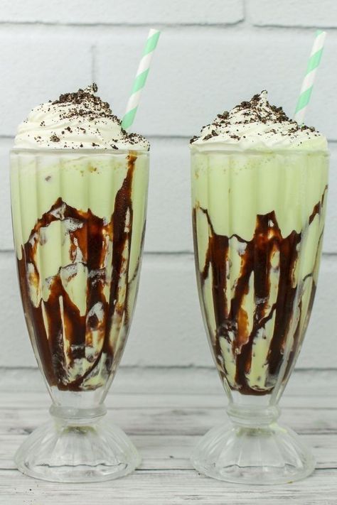 Milkshake Ideas, Pie Milkshake, Grasshopper Pie, Milkshake Recipe, Yummy Ice Cream, Chocolate Milkshake, Milkshake Recipes, Milk Shakes, Sweet Drinks