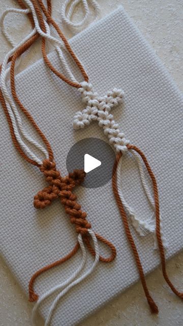 Ideas To Craft, Cool Macrame Projects, Diy Macrame Cross, Macrame Dowel Ideas, Macrame Cross Keychain, Macrame Wall Hanging Patterns Tutorials, Cute Macrame Ideas, Macrame Cross Tutorial, Diy Cross Crafts