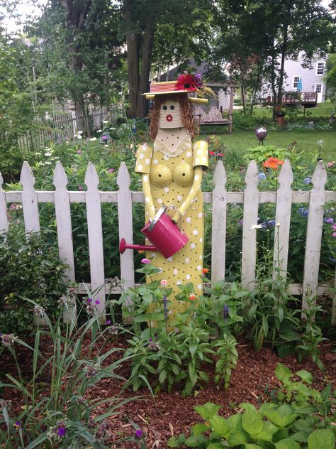 Metal Ironing Board Ideas Yard Art, Ironing Board People, Diy Scarecrow For Garden Cute, Ironing Board Garden Lady, Ironing Board Scarecrow, Lady Scarecrows For Garden, Recycled Scarecrow Ideas, Concrete Diy Garden, Scarecrows For Garden