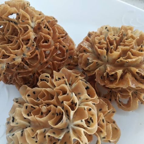 Lotus Flower Cookies, Lao Appetizers, Lao Dessert, Lao Street Food, Laos Desserts, Vegan Lao Food, Flower Biscuits, Cambodian Food, Food Experiments