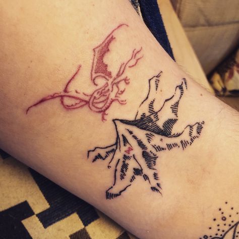 Misty Mountains Tattoo, Smaug Tattoo Hobbit, The Hobbit Tattoo, Lotr Tattoo Ideas, Lotr Sleeve, Smaug Tattoo, Hobbit Tattoo, Tolkien Tattoo, Lotr Tattoo