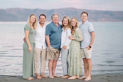 Large Family Photo Shoot Ideas, Family Beach Pictures Outfits, Bear Lake Utah, Beach Photoshoot Family, Family Reunion Photos, Extended Family Pictures, Beach Picture Outfits, Family Photos What To Wear, Summer Family Pictures