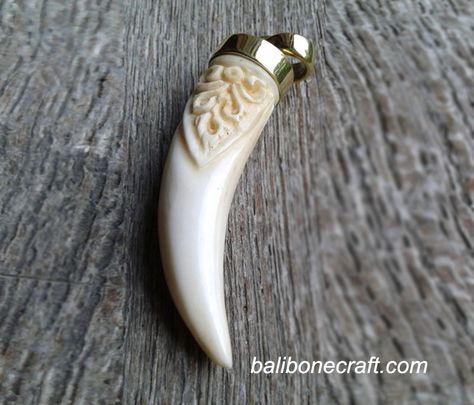 Pendant and necklace made from bone and horn of cow or buffalo with unique and various design combine with brass and silver. Deer Antler Crafts, Bone Knife, Horse Skull, Tusk Necklace, Beach Stones Jewelry, Goat Skull, Antler Pendant, Antler Jewelry, Bone Crafts