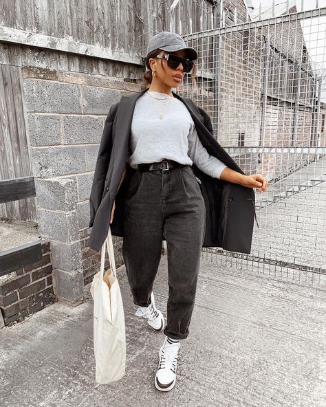 S A R A H  H O L D E R on Instagram: “When I say baggy, you say jeans; BAGGY .. BAGGY .. 👖🌚 Cap - @primark  Sweat - vintage  Blazer - @zaraman Jeans - @asos  Trainers -…” Baloon Jeans Outfit Ideas, Baggy Mom Jeans Outfit, Madi Bernard, How To Style Baggy Jeans, Boyfriend Jeans Winter, Grey Jeans Outfit, Jean Ideas, Boyfriend Jeans Outfit, Sweat Vintage