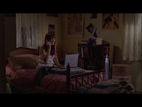 Rory Gilmore Bedroom, Rory Gilmore Room, Rory Gilmore, Gilmore Girls, Girl's Room, Room Ideas, Bedroom, Bed, Furniture