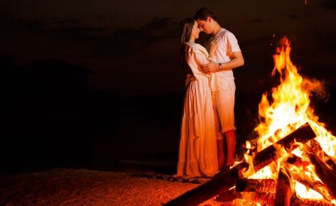 Bonfire Couple Photography, Fire Camp Couple Photoshoot, Fire Camp Couple Poses, Campfire Pre Wedding Shoot, Fire Camp Photography, Couples Photoshoot Night, Camp Poses, Bonfire Photoshoot, Campfire Photography